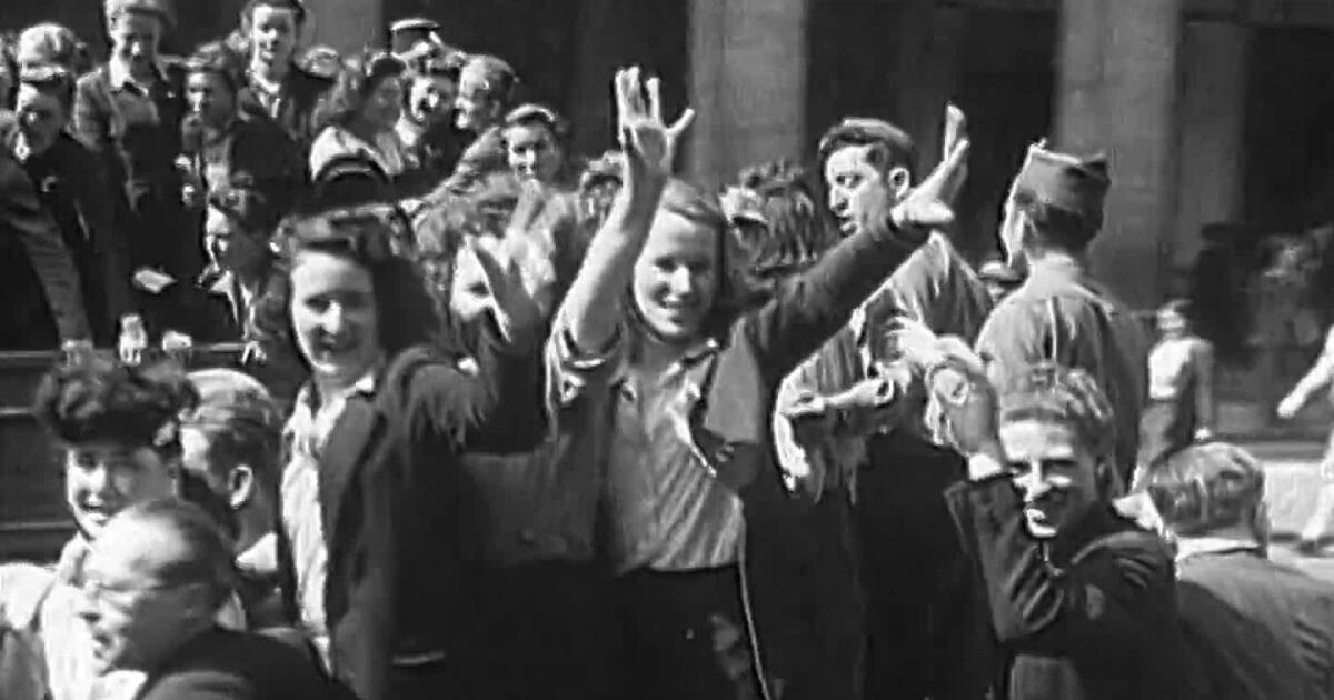 Paris en liesse après la capitulation allemande du 8 mai 1945